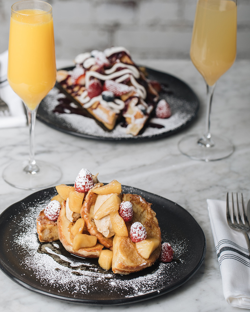 plats de brunch et mimosas de LOV